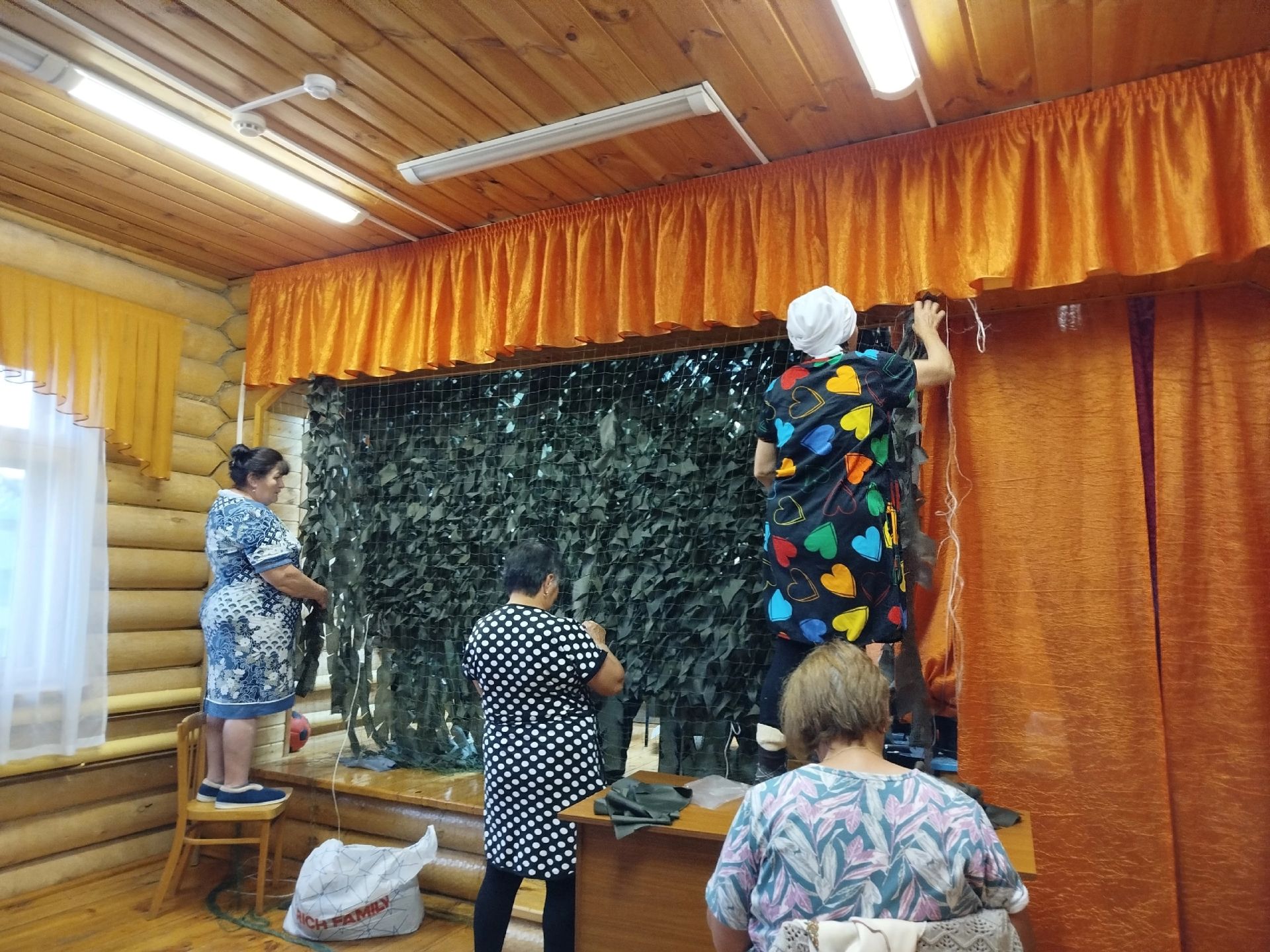 Анда егетләр көтә