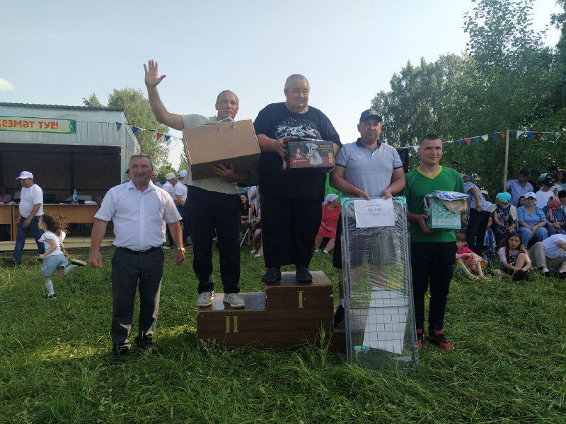 Яңа Кенәр авылында өч көрәшче тәкә алды