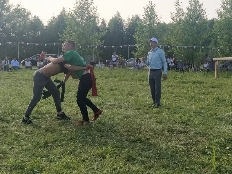 Яңа Кенәр авылында өч көрәшче тәкә алды