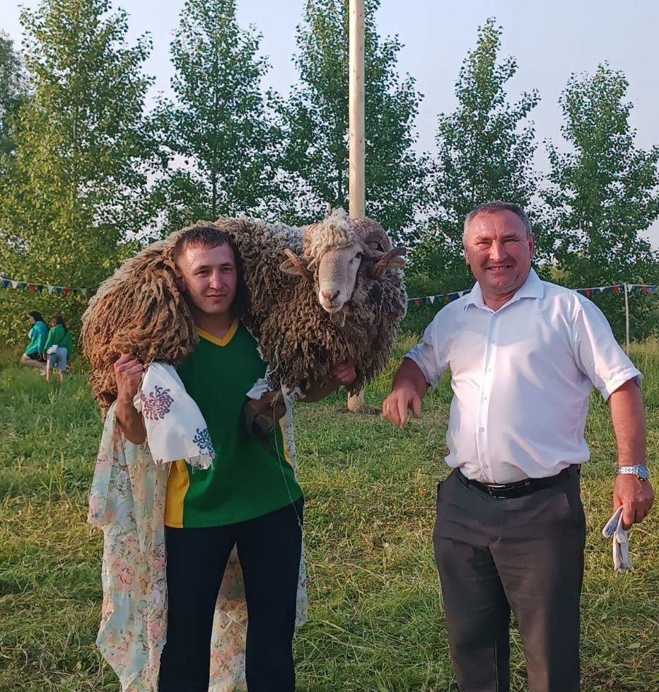 Яңа Кенәр авылында өч көрәшче тәкә алды