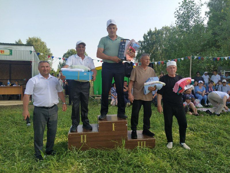 Яңа Кенәр авылында өч көрәшче тәкә алды