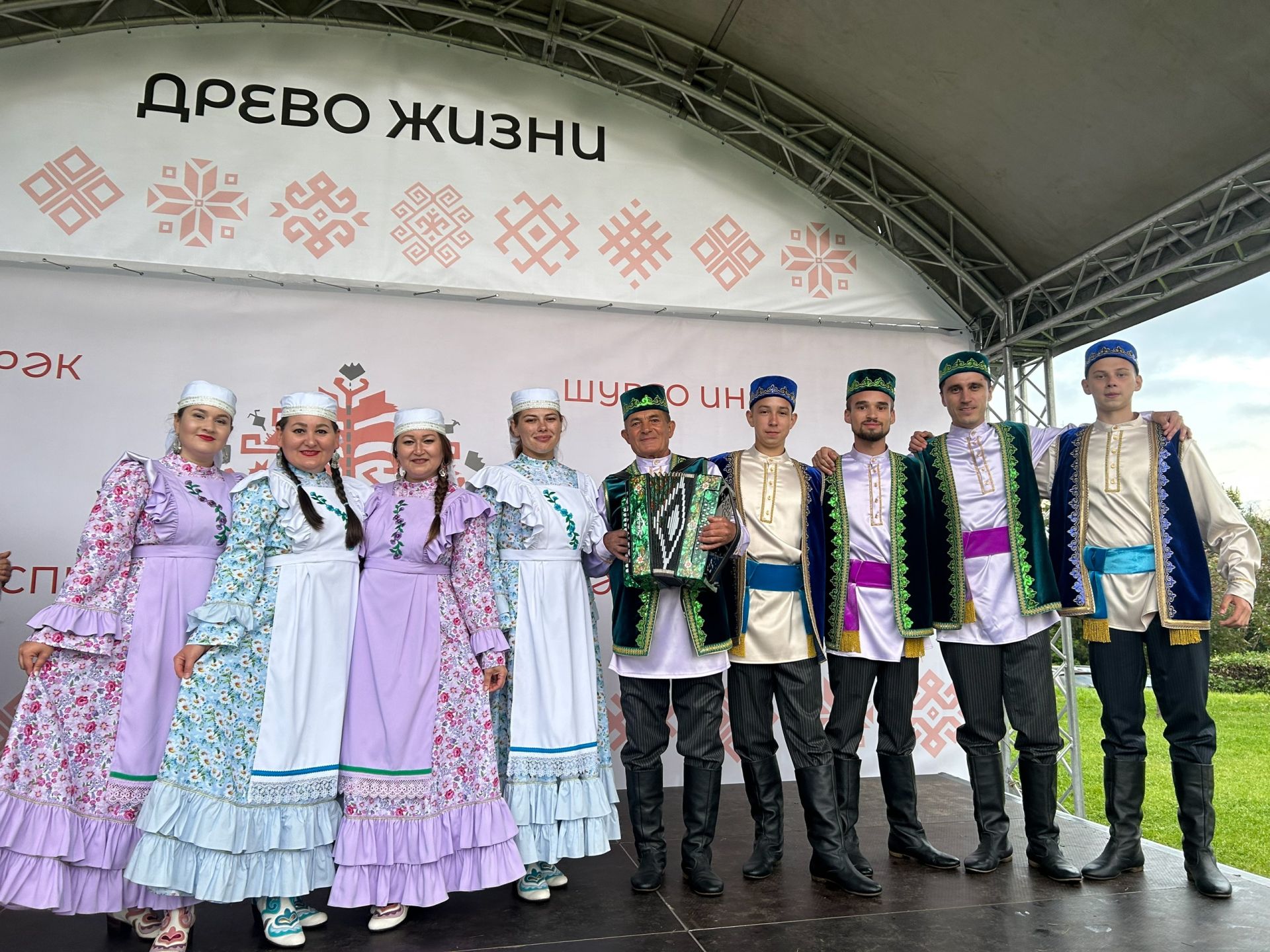 Районыбызның «Хәзинә» фольклор коллективы Казанда «Солдатка озату» күренешен тәкъдим итте
