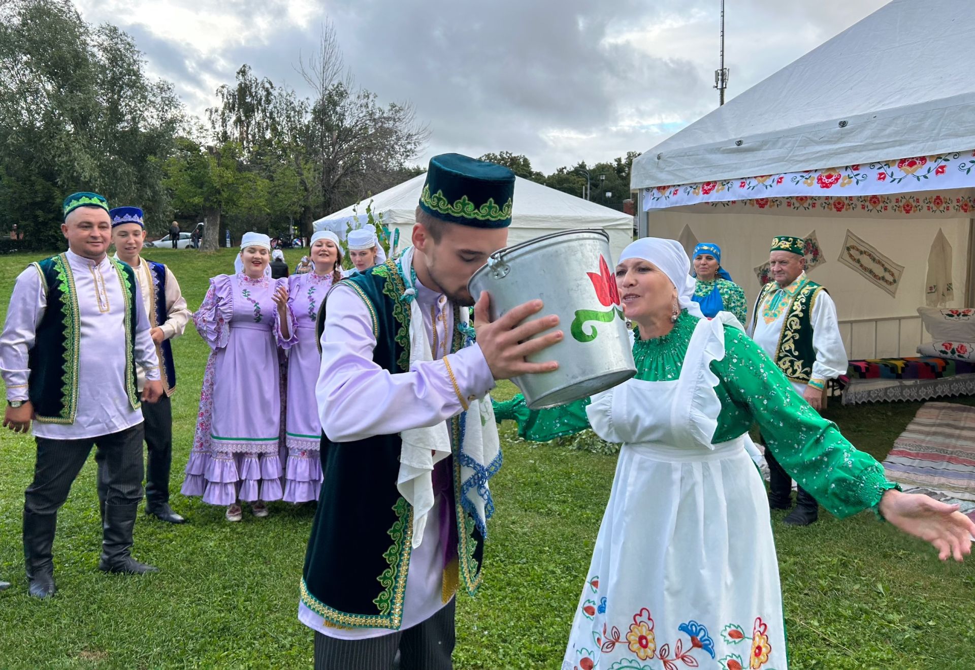Районыбызның «Хәзинә» фольклор коллективы Казанда «Солдатка озату» күренешен тәкъдим итте