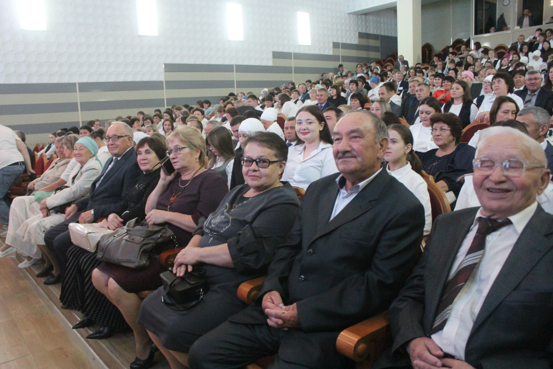 Алар иң зур хөрмәткә лаек: Арчада мәгариф хезмәткәрләренең август конференциясе узды