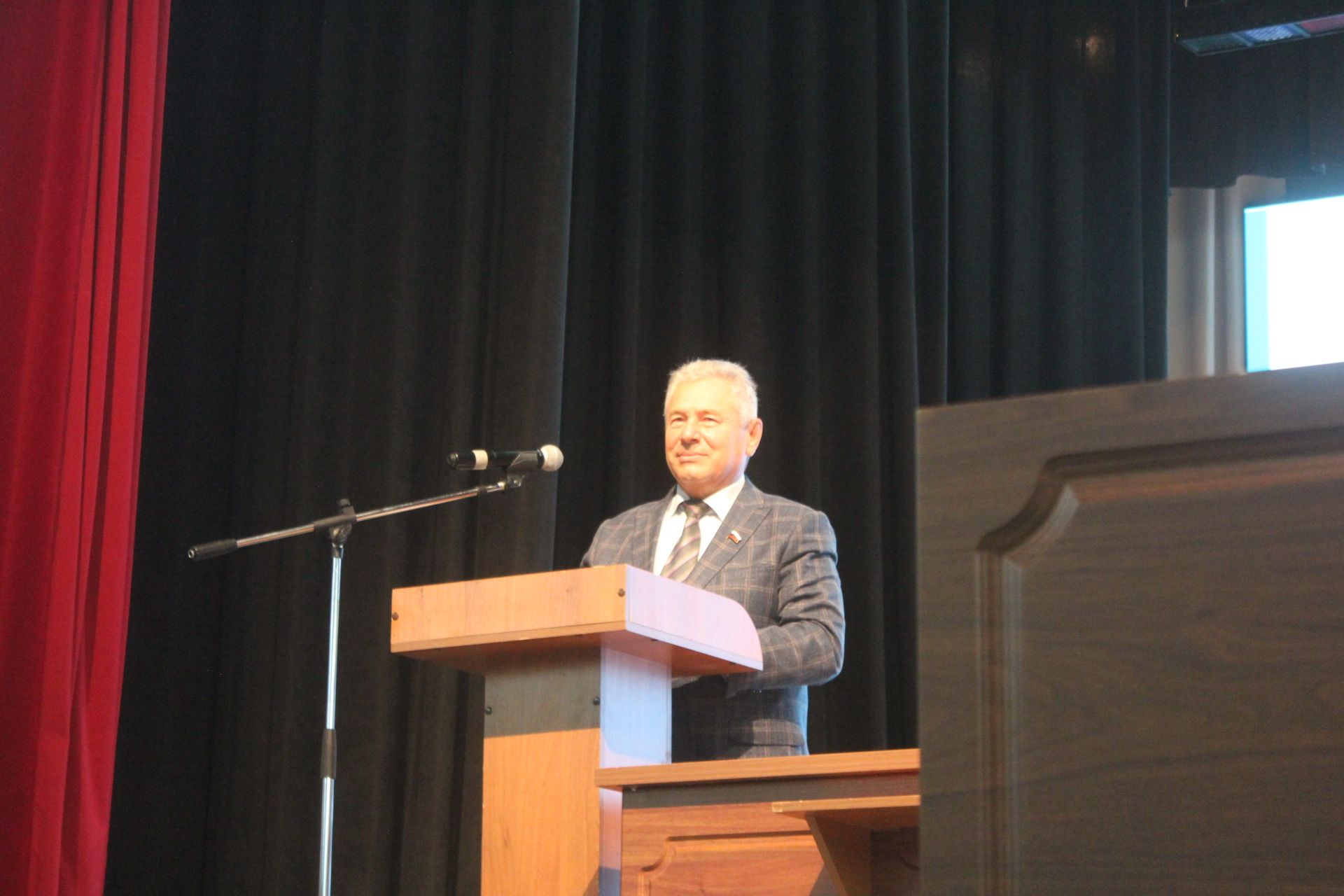 Алар иң зур хөрмәткә лаек: Арчада мәгариф хезмәткәрләренең август конференциясе узды