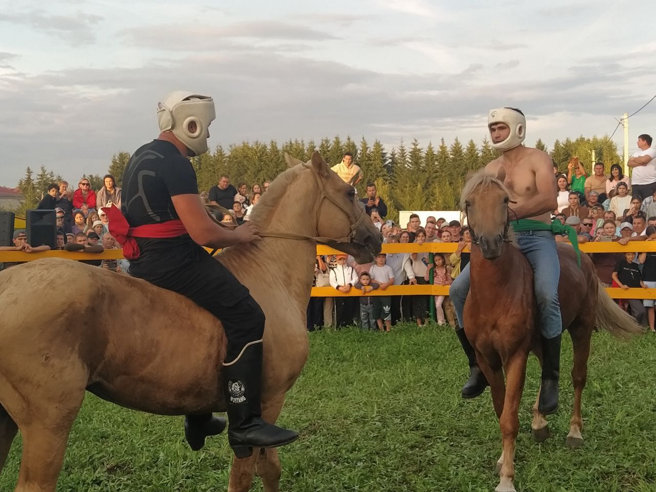 «Ат көне»ндә атларга утырып көрәштеләр