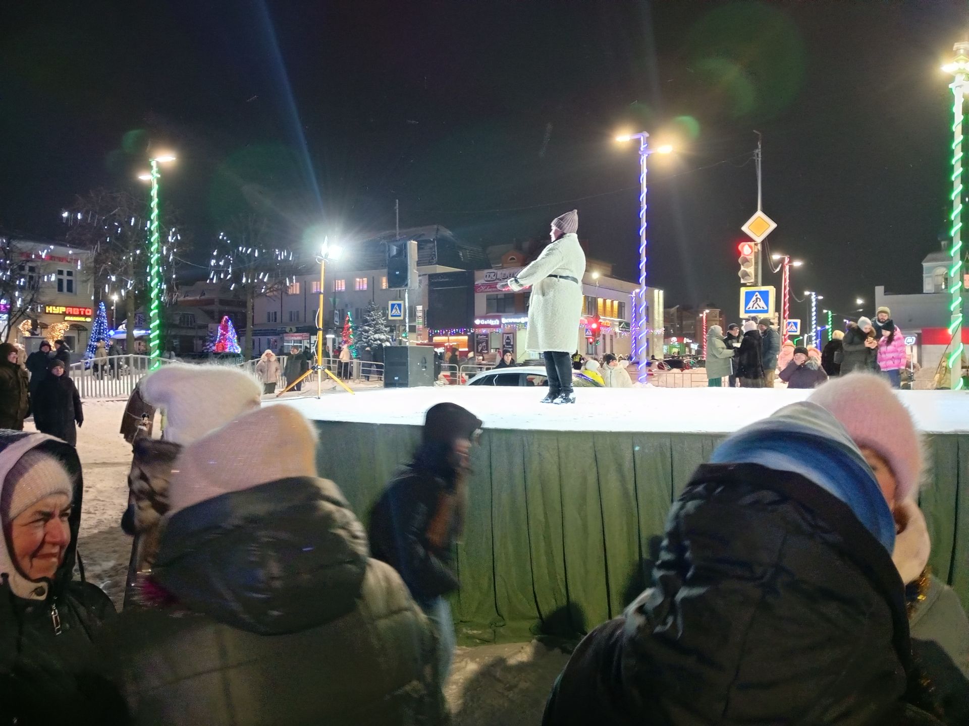Арчада үзәк чыршы янында