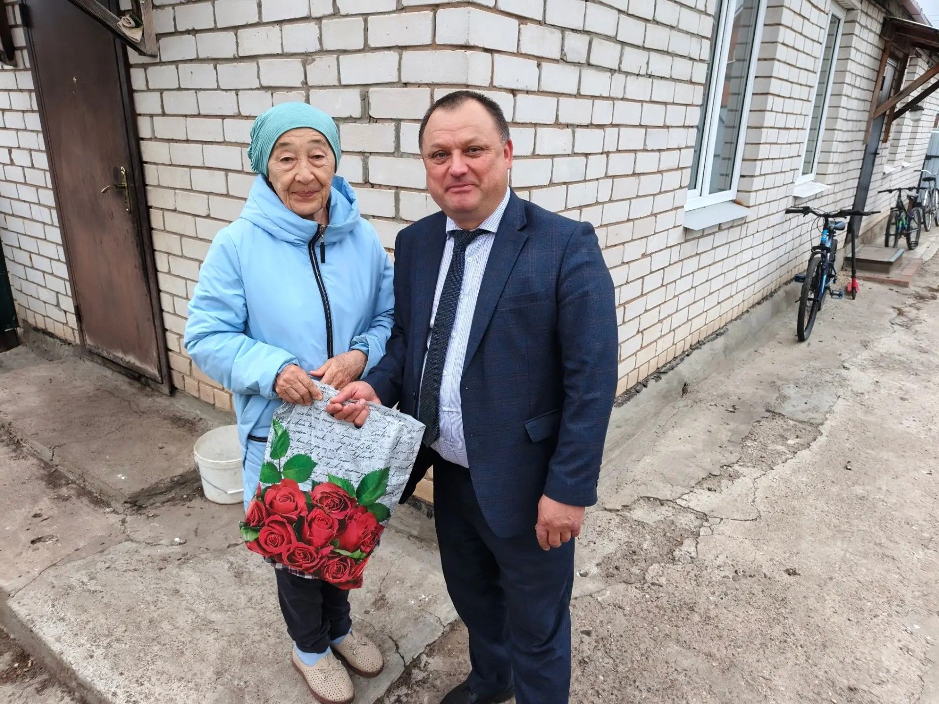 Связь поколений: бывшие сотрудники Госалкогольинспекции получили подарки и правовые буклеты