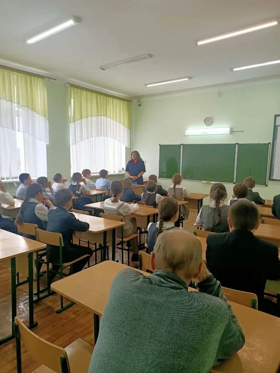 Обеспечение безопасности несовершеннолетних: работа инспекторов по делам несовершеннолетних в образовательных учреждениях