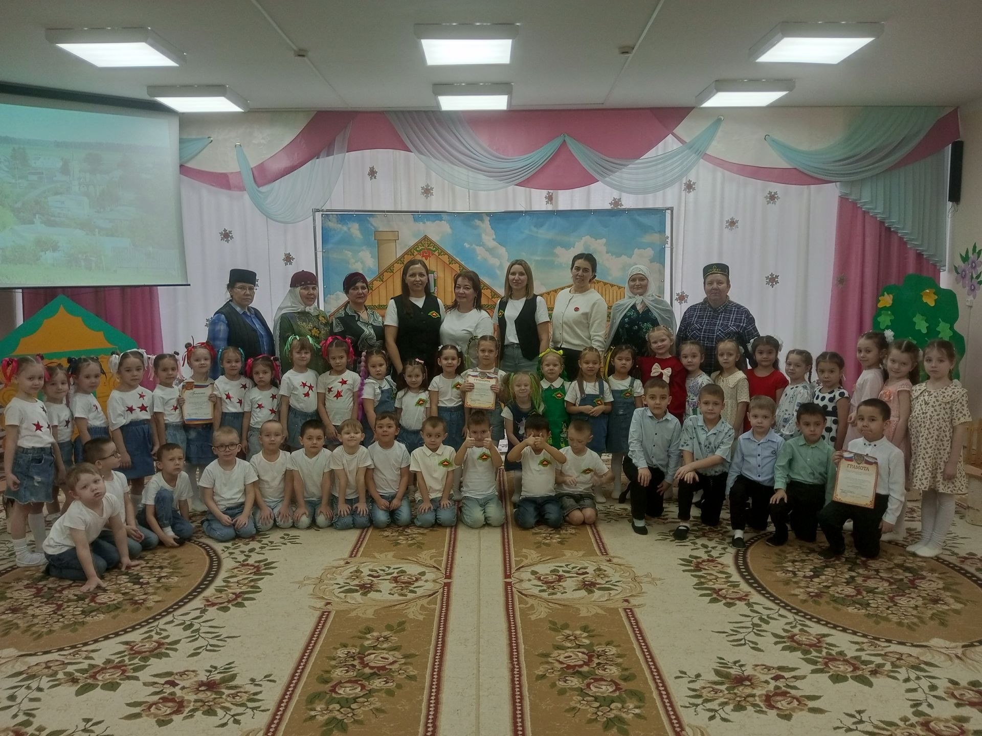 “Татарча сөйләшәбез, татарча уйныйбыз”: Арчаның тугызынчы балалар бакчасында уен-тамаша