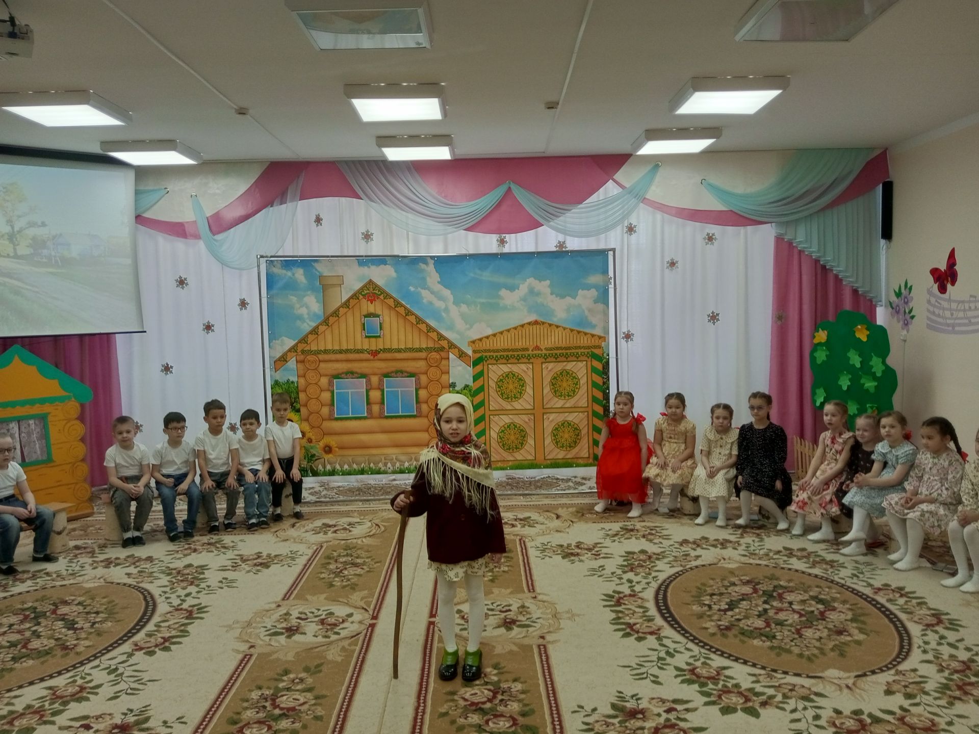 “Татарча сөйләшәбез, татарча уйныйбыз”: Арчаның тугызынчы балалар бакчасында уен-тамаша