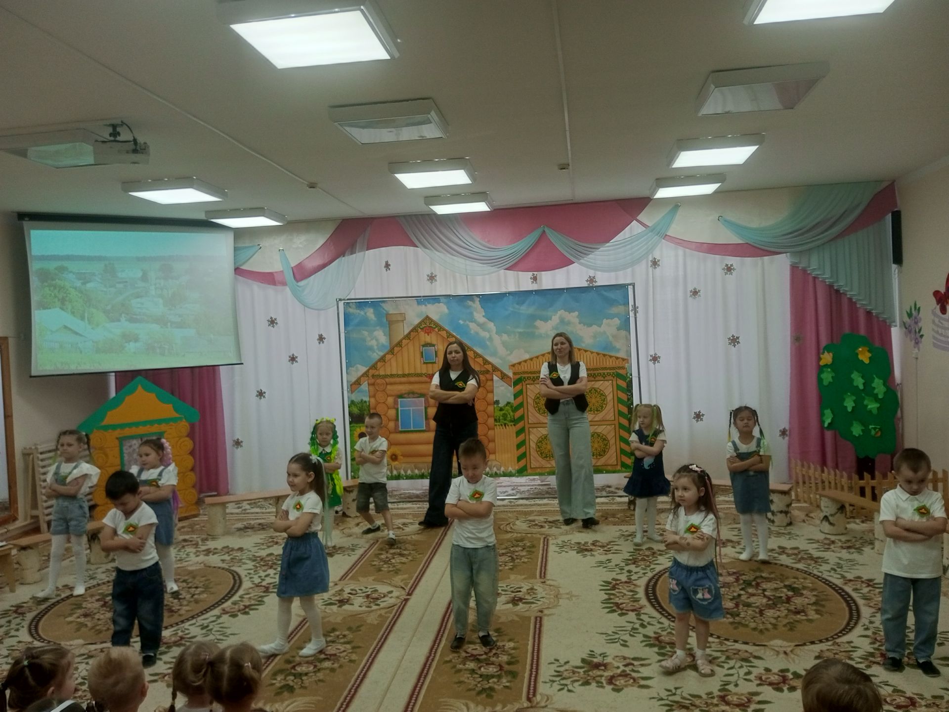 “Татарча сөйләшәбез, татарча уйныйбыз”: Арчаның тугызынчы балалар бакчасында уен-тамаша