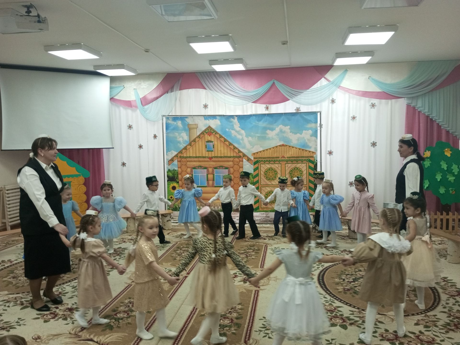 “Татарча сөйләшәбез, татарча уйныйбыз”: Арчаның тугызынчы балалар бакчасында уен-тамаша