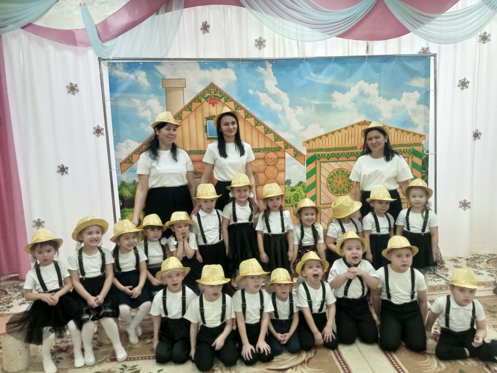 “Татарча сөйләшәбез, татарча уйныйбыз”: Арчаның тугызынчы балалар бакчасында уен-тамаша