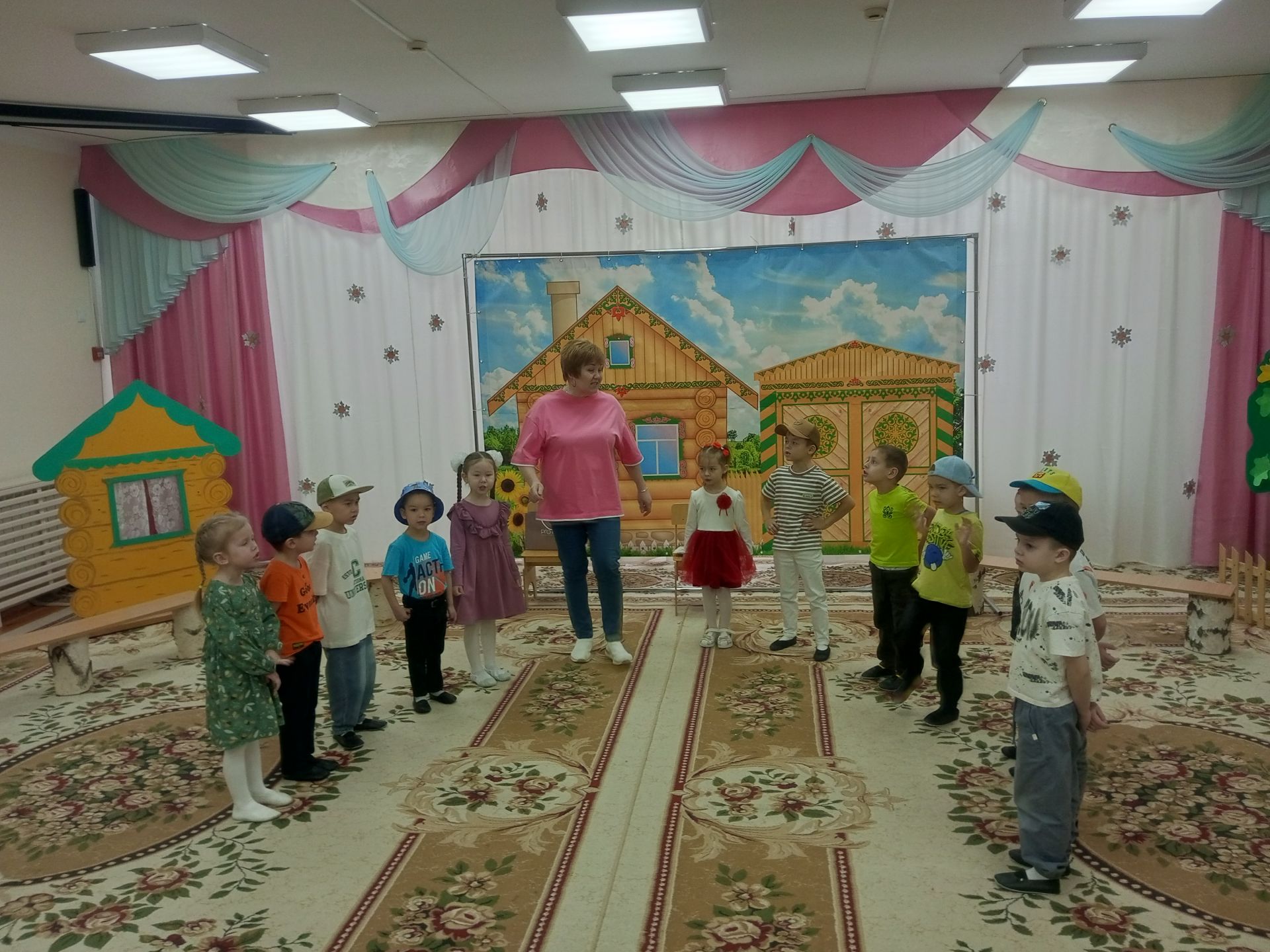 “Татарча сөйләшәбез, татарча уйныйбыз”: Арчаның тугызынчы балалар бакчасында уен-тамаша