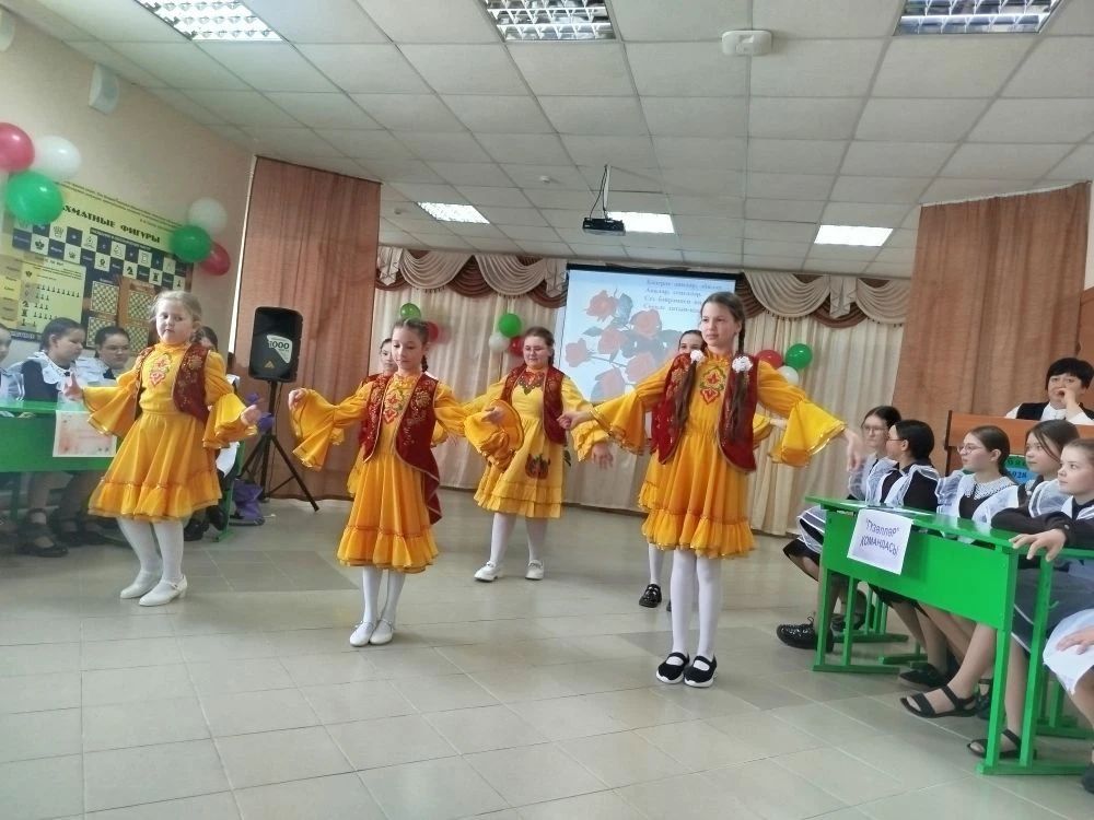 Казанбаш мәктәбе бәйрәм ярминкәсеннән кергән акчаны МХО катнашучыларына ярдәмгә тапшырган