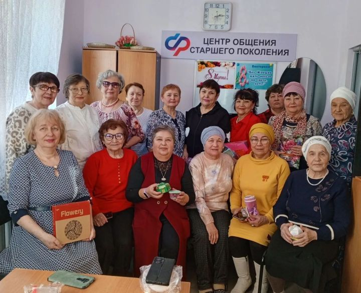 Активисты старшего поколения Арска весело отметили 8 Марта в Центре общения