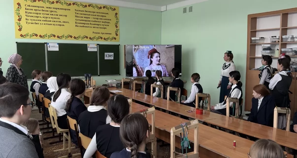 Узоры кожи: в Арской школе №2 возрождают национальное ремесло