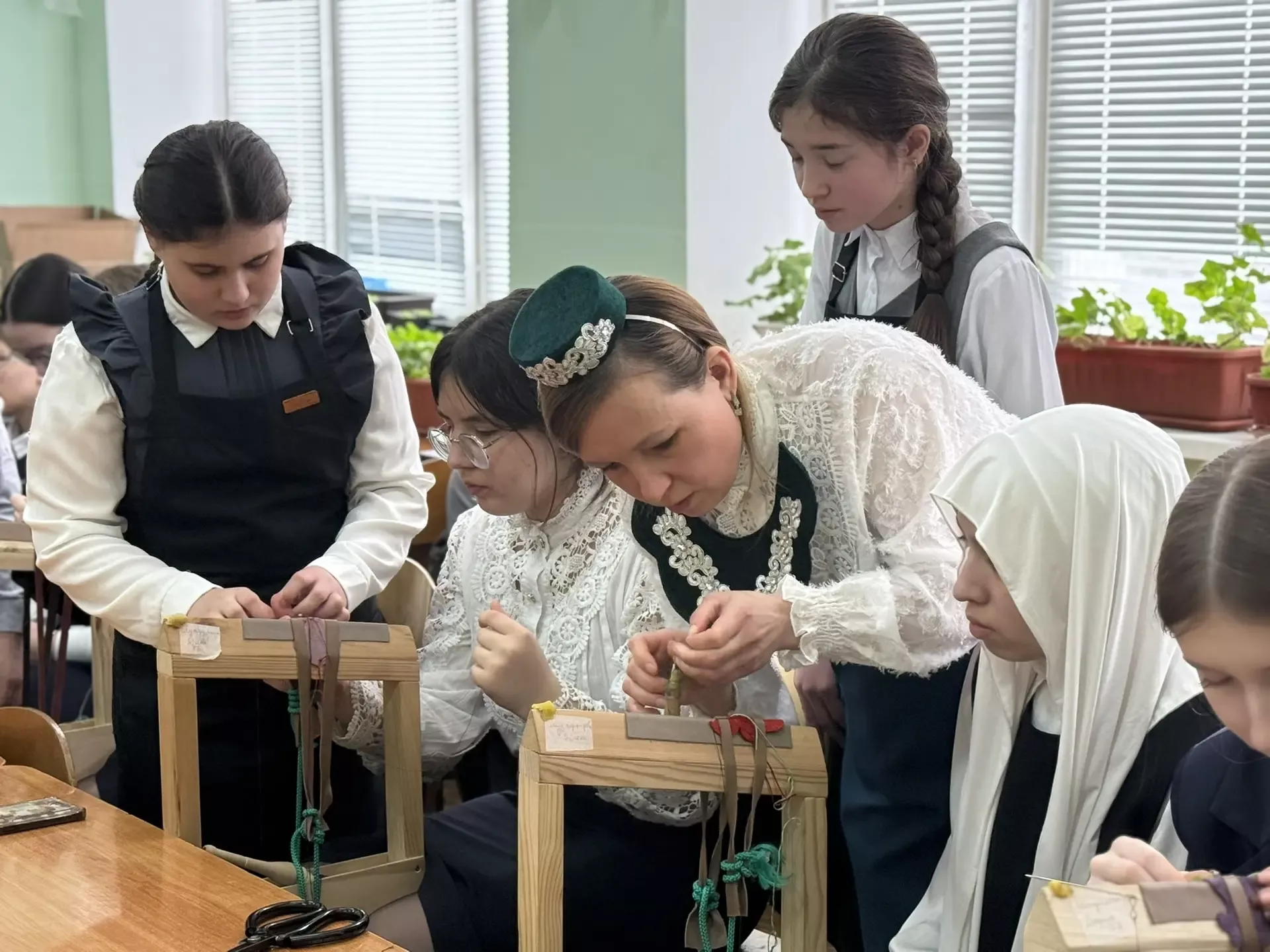 Узоры кожи: в Арской школе №2 возрождают национальное ремесло
