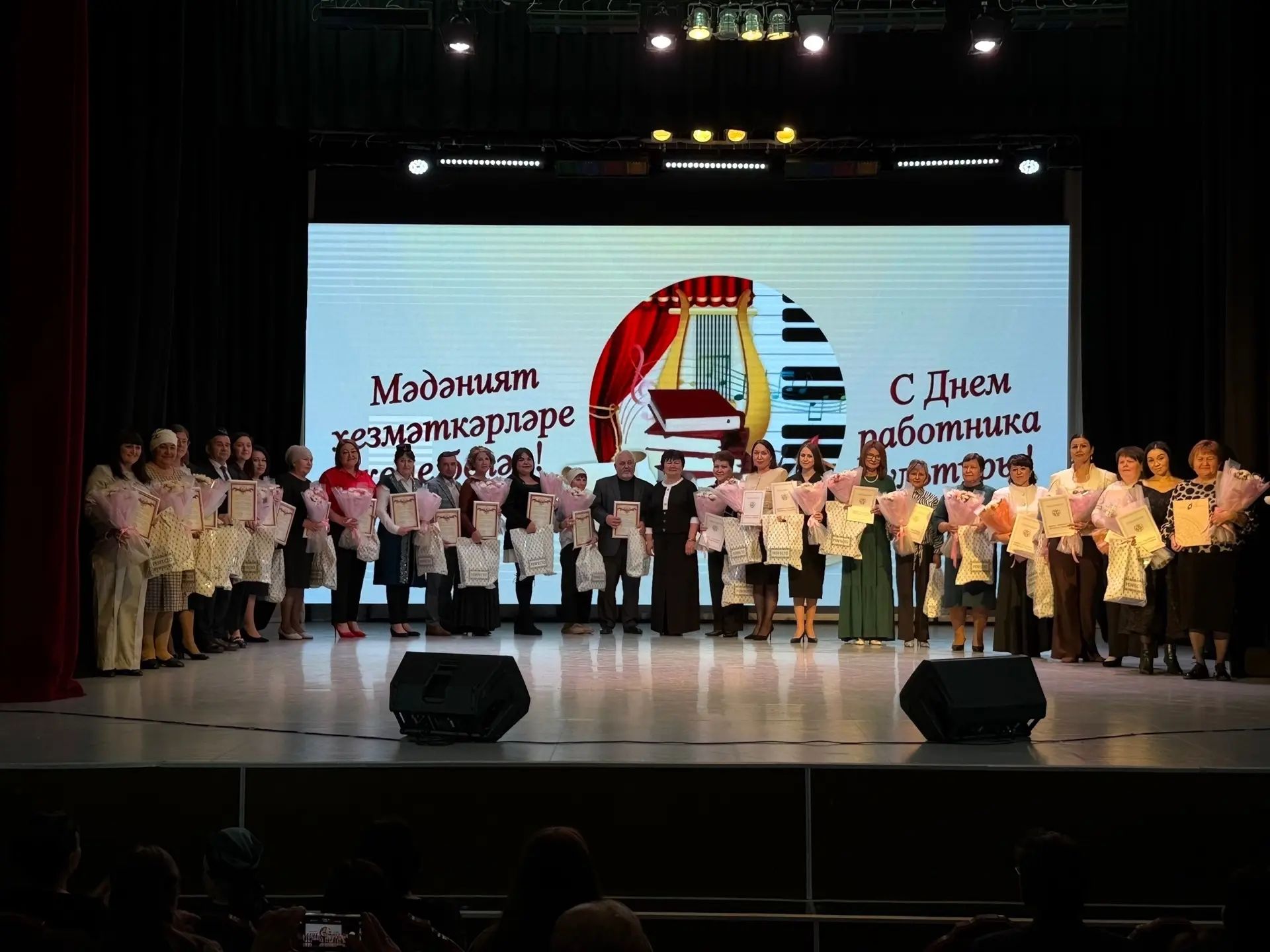 Мәдәният хезмәткәрләренең үзләре өчен бәйрәм оештырылды