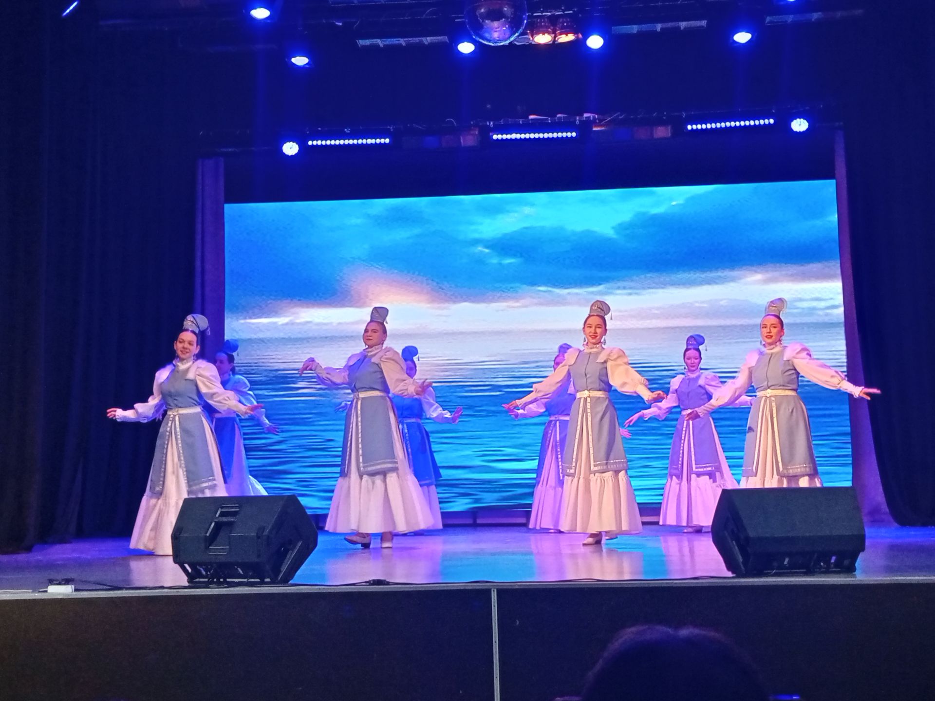 Әниләргә һәм хатын-кызларга бәйрәм бүләге