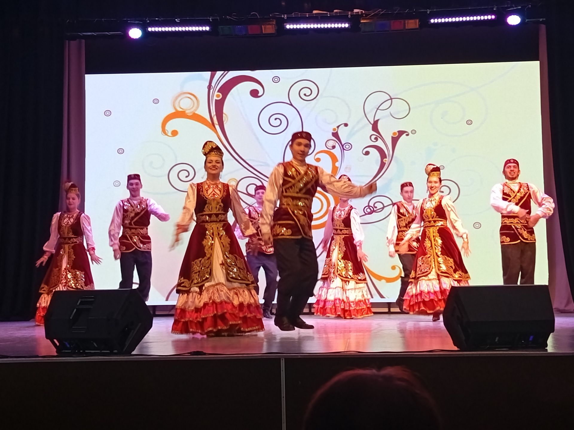 Әниләргә һәм хатын-кызларга бәйрәм бүләге