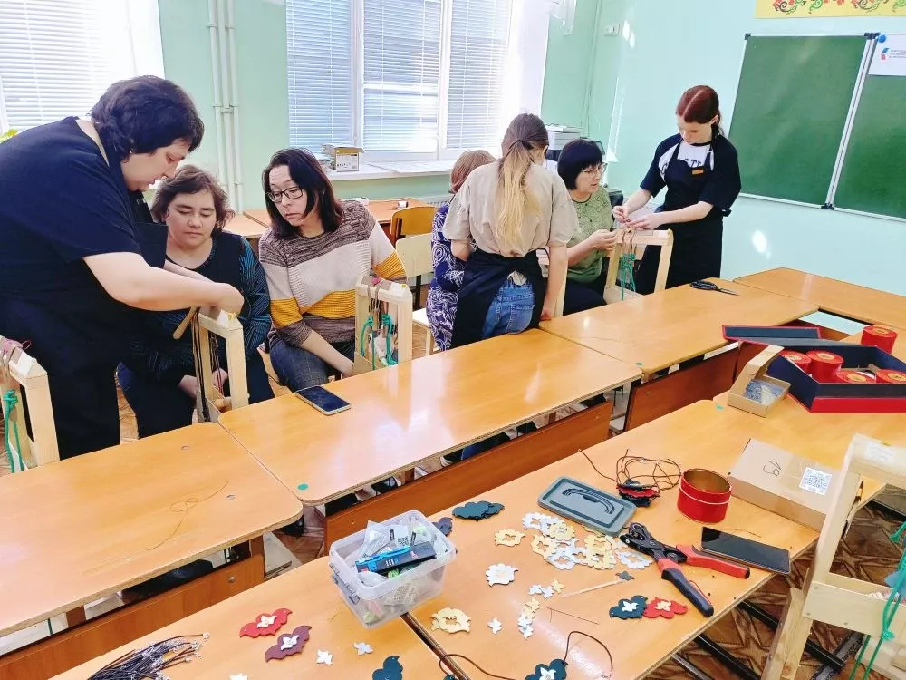 В Арской школе №2 прошел мастер-класс по вышивке кожаной мозаики