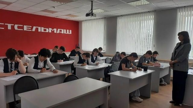 Мәктәп укучылары пешекче һөнәренә имтихан тапшыралар