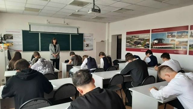 Мәктәп укучылары пешекче һөнәренә имтихан тапшыралар