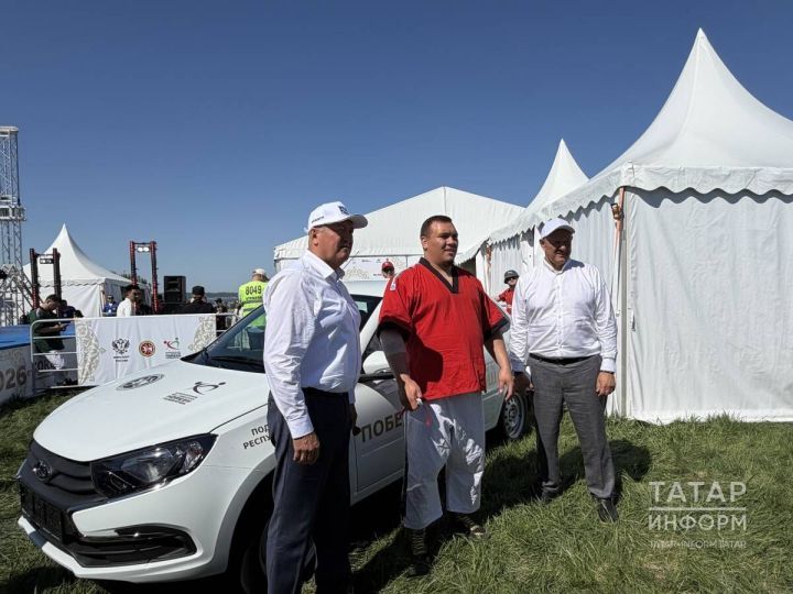 Рөстәм Миңнеханов баш батырга машина ачкычы тапшырды