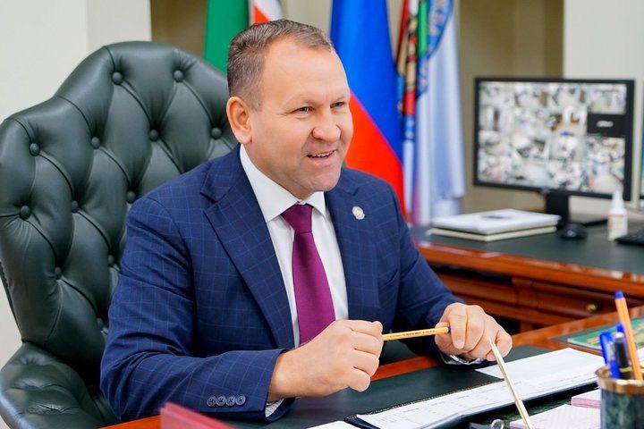 Район башлыгы Алмаз Хисаметдинов Россия көне белән котлады