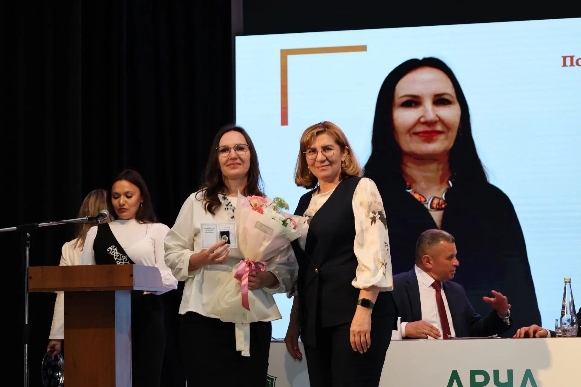 Арча районы мәгариф хезмәткәрләренә төрле бүләкләр тапшырылды