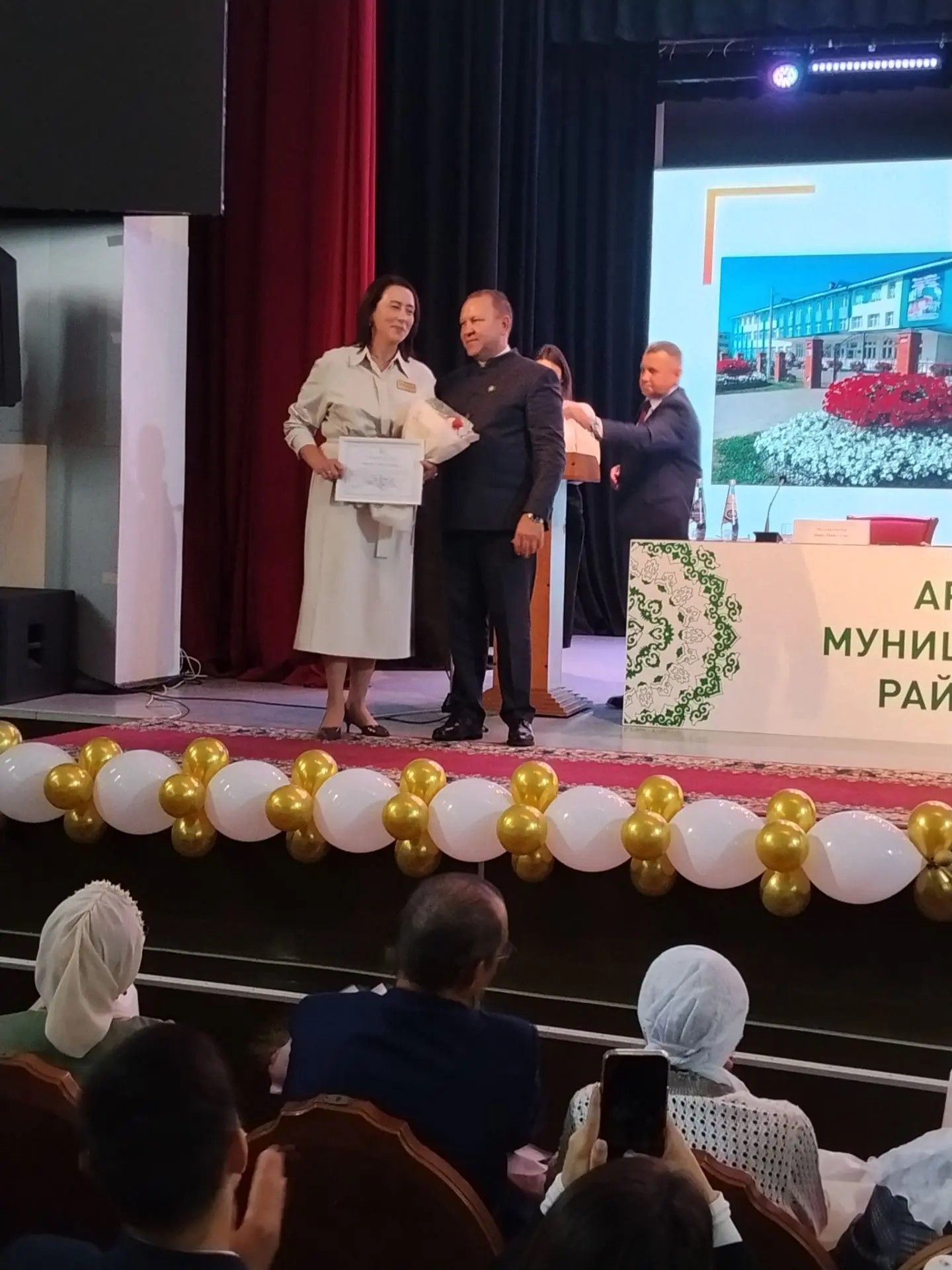 Арча районы мәгариф хезмәткәрләренә төрле бүләкләр тапшырылды