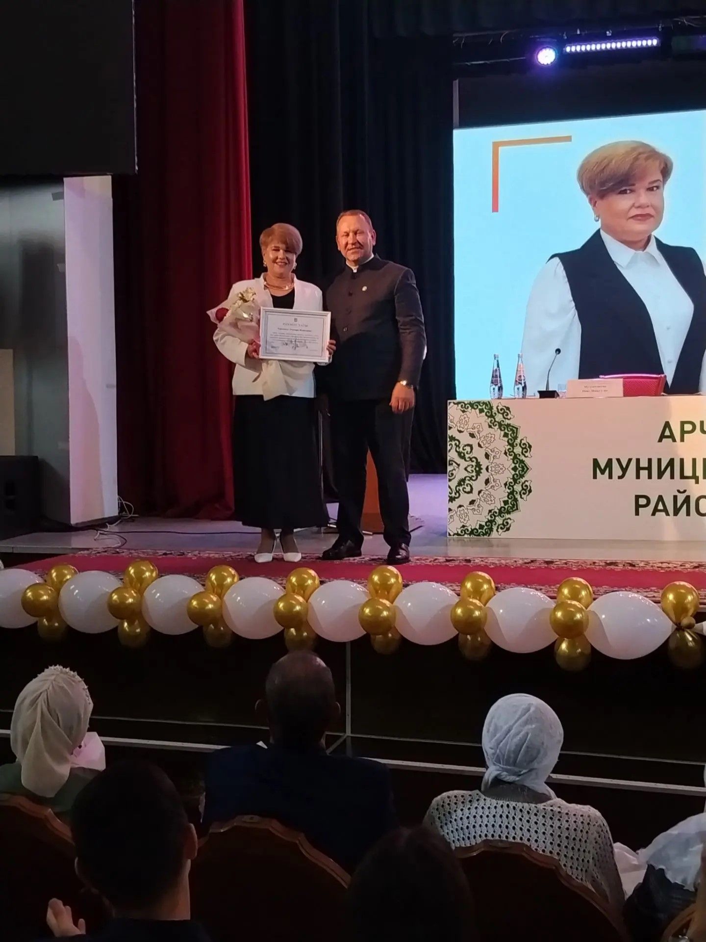 Арча районы мәгариф хезмәткәрләренә төрле бүләкләр тапшырылды