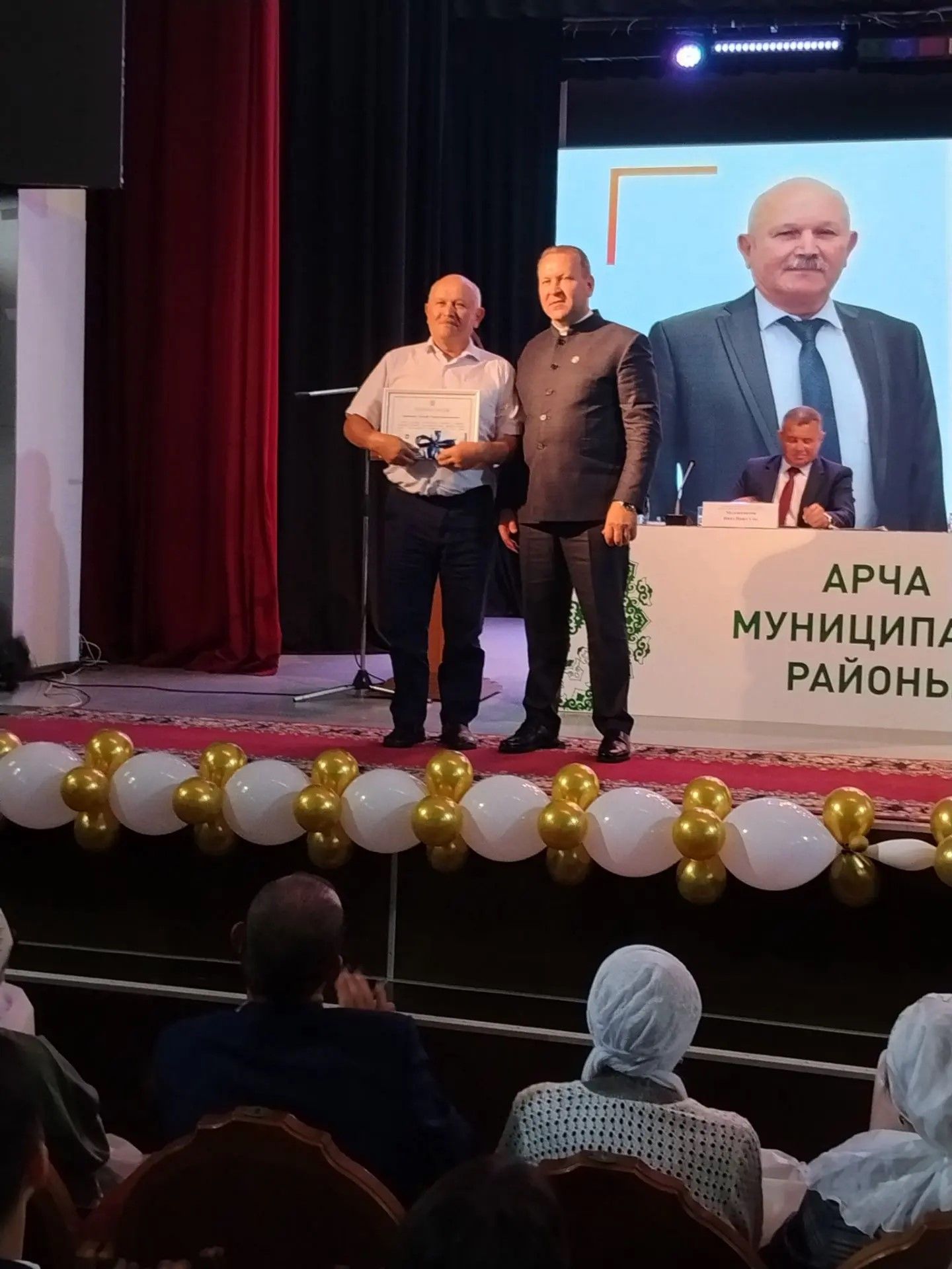 Арча районы мәгариф хезмәткәрләренә төрле бүләкләр тапшырылды