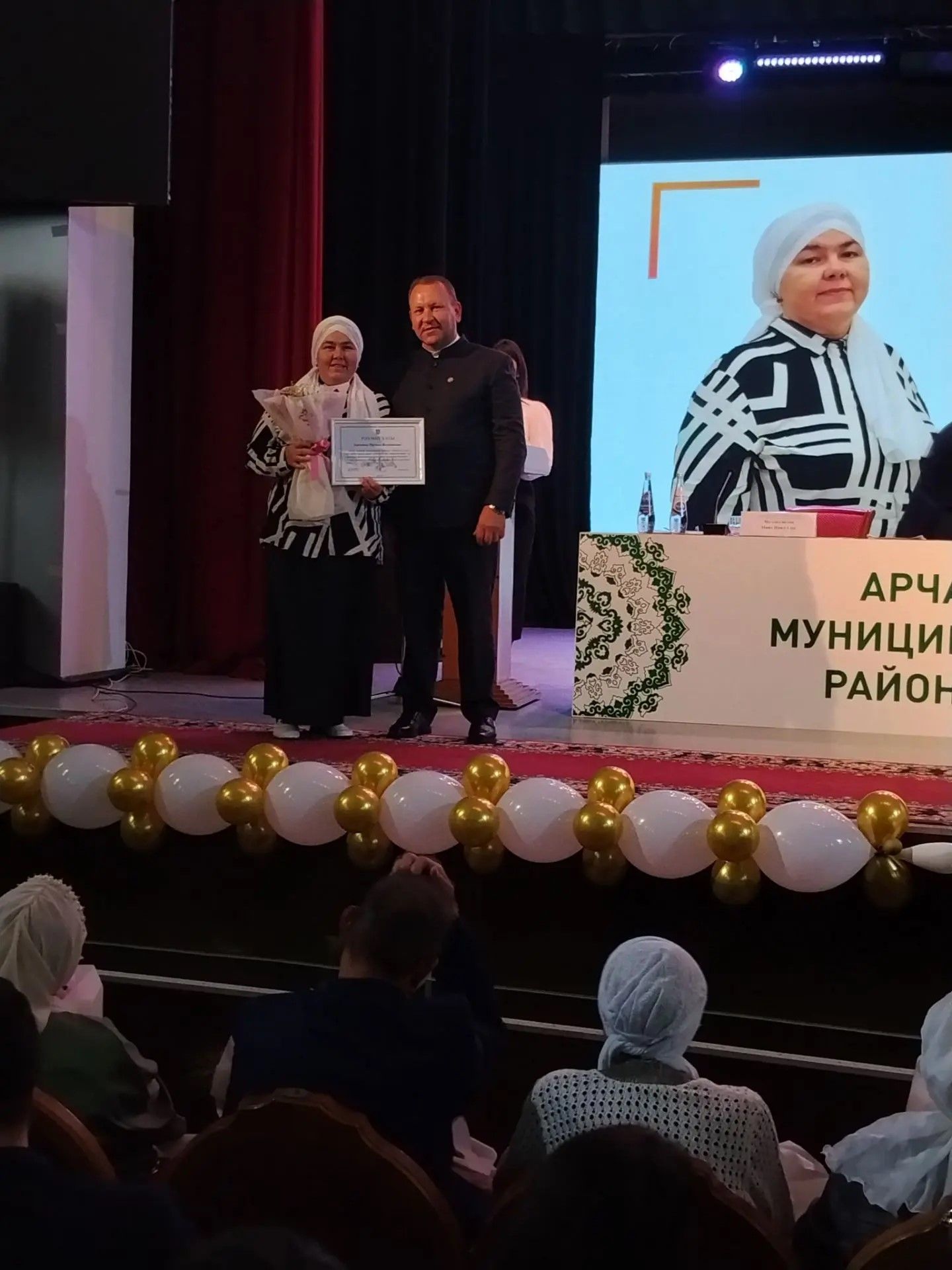 Арча районы мәгариф хезмәткәрләренә төрле бүләкләр тапшырылды