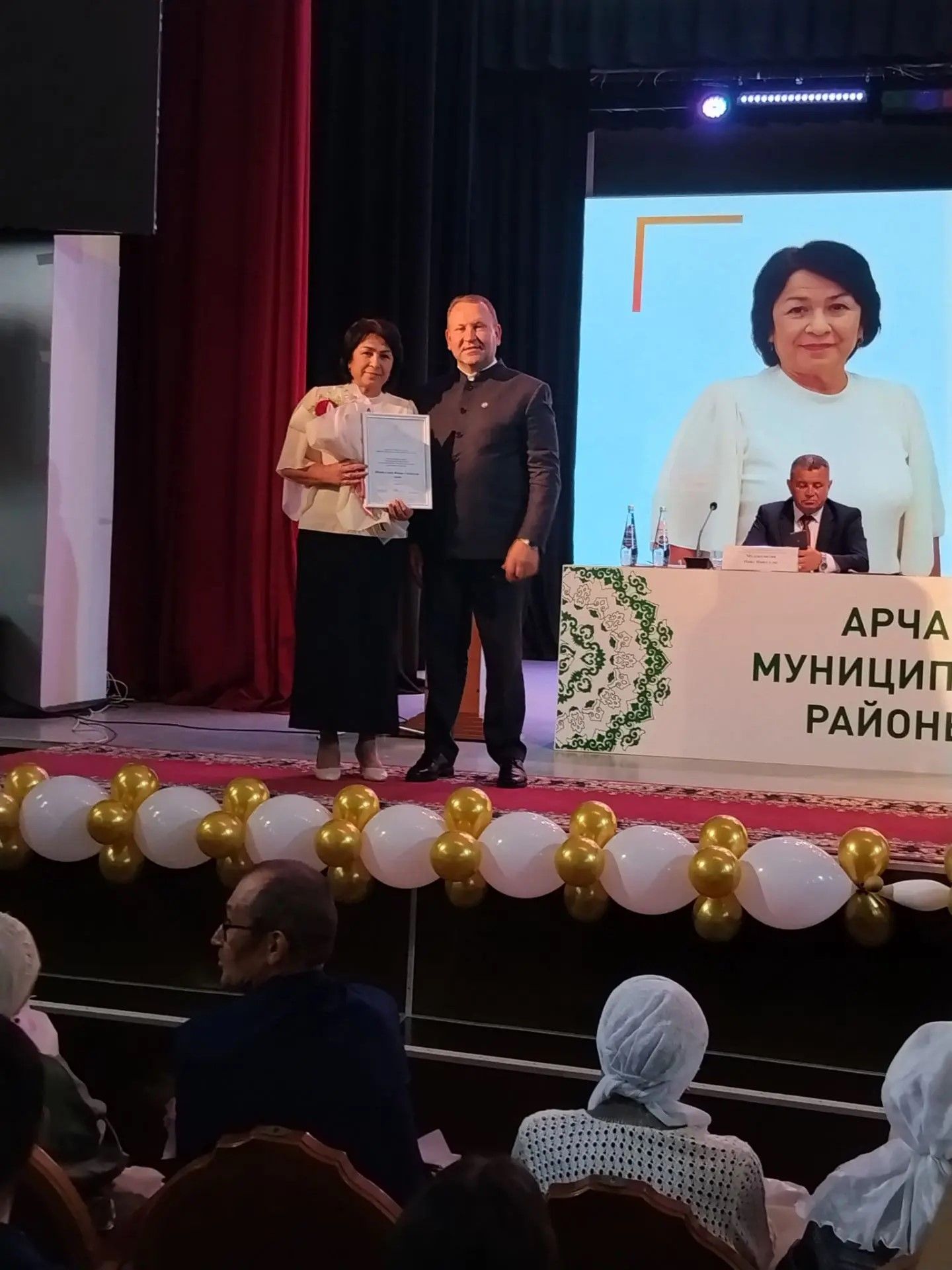 Арча районы мәгариф хезмәткәрләренә төрле бүләкләр тапшырылды