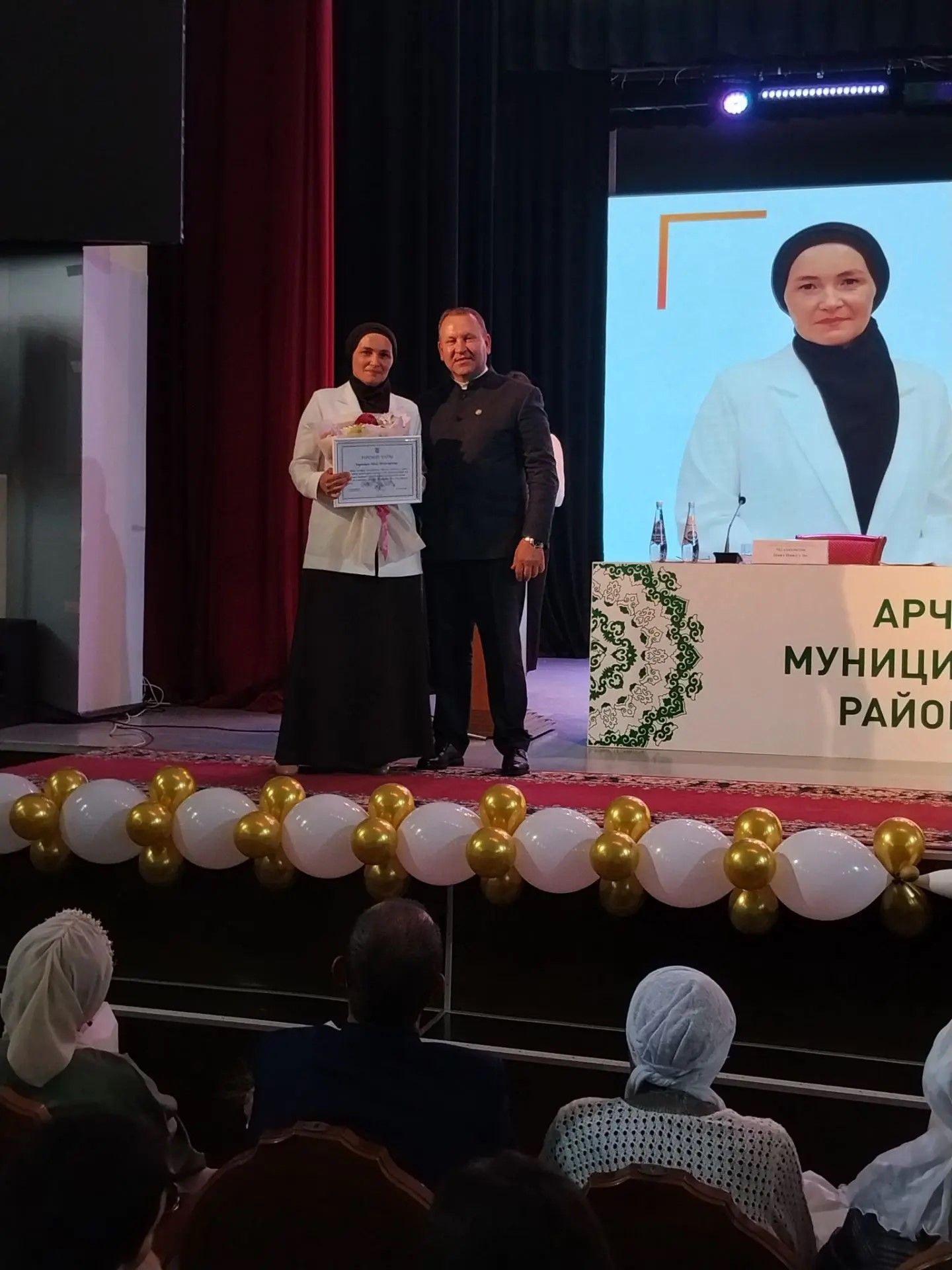 Арча районы мәгариф хезмәткәрләренә төрле бүләкләр тапшырылды