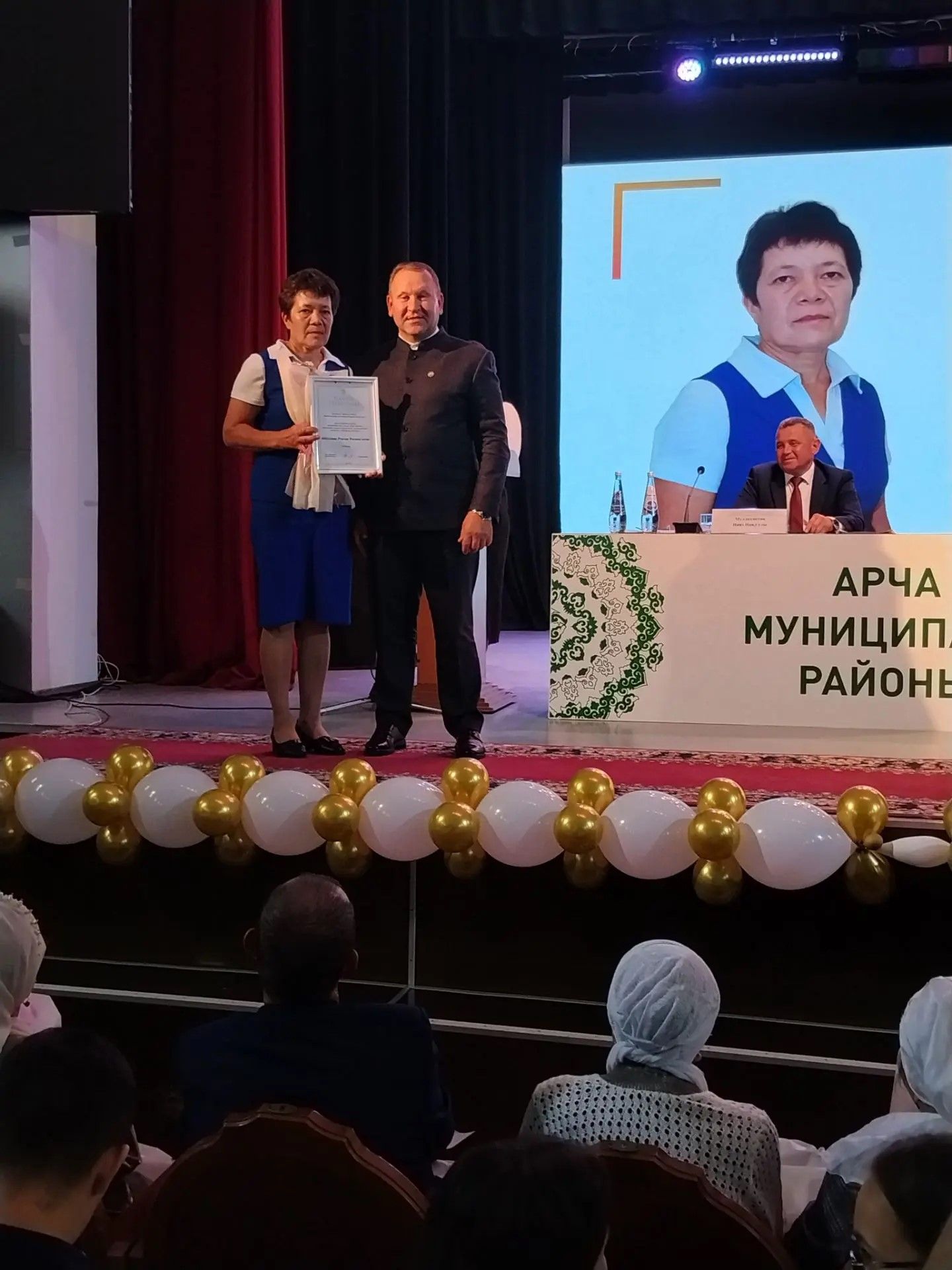 Арча районы мәгариф хезмәткәрләренә төрле бүләкләр тапшырылды