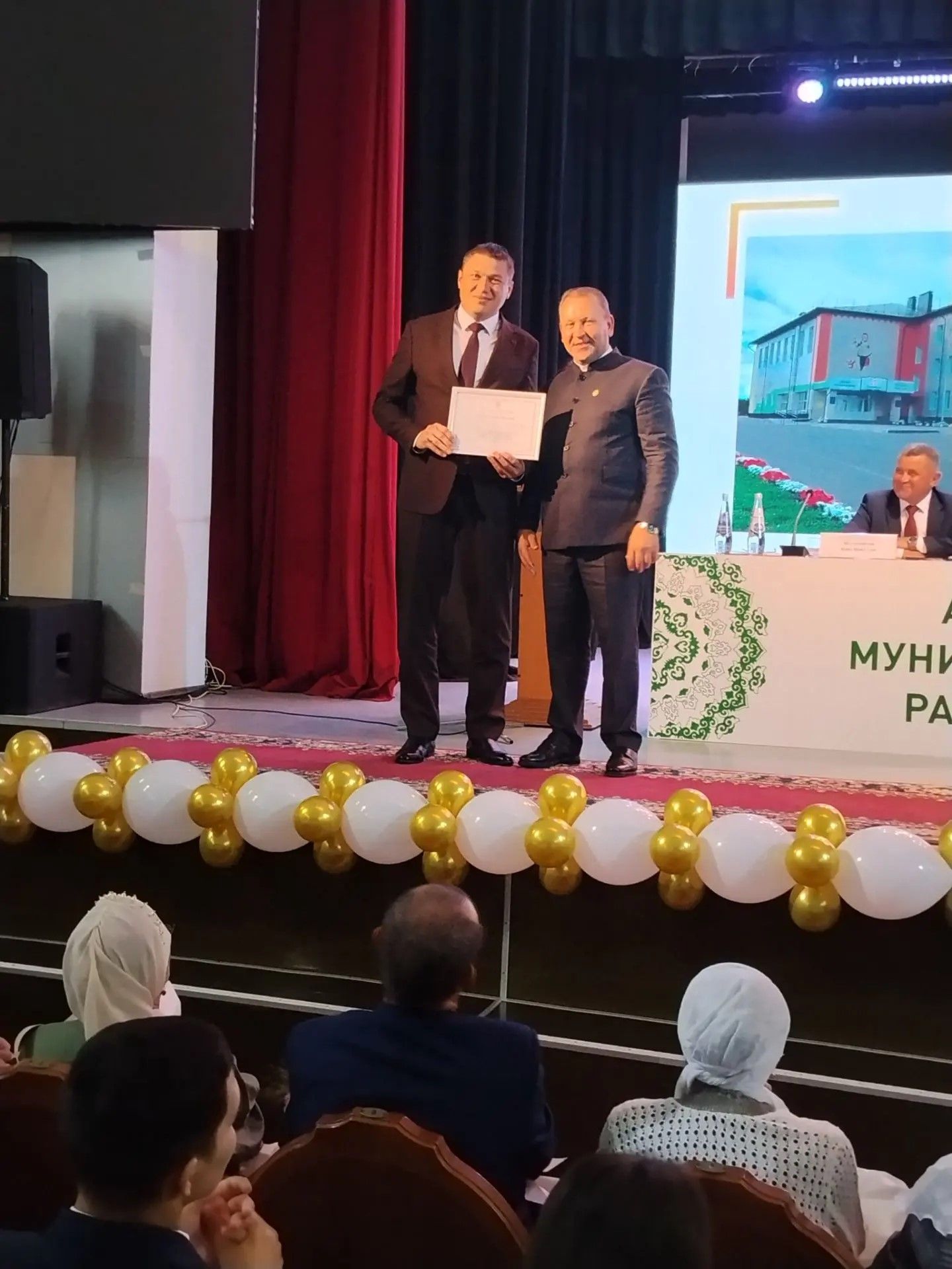 Арча районы мәгариф хезмәткәрләренә төрле бүләкләр тапшырылды