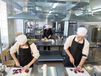 Мәктәп укучылары беррәттән пешекче һөнәре дә алалар