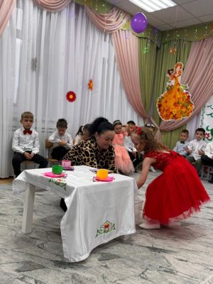 Әниемә бүләгем: Арчаның беренче балалар бакчасында Әниләр көнен билгеләп үттеләр