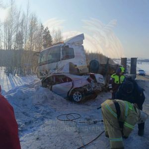 Әгерҗедә KIA каршы як полосага чыгып «КамАЗ»га бәрелгән, өч кеше һәлак булган