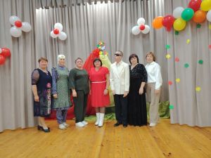 Өлкәннәр күңеленә җыр-моң бүләк иттек