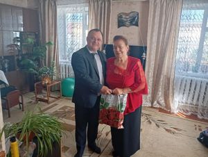 Связь поколений: бывшие сотрудники Госалкогольинспекции получили подарки и правовые буклеты