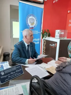 Бүген Арчада салым инспекциясе бүлек җитәкчесе халыкны кабул итә