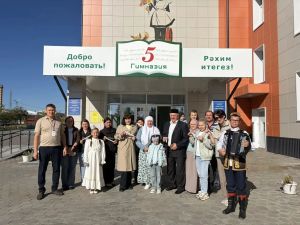 Арчада 938нче сайлау участогында сайлаучыларны җыр-моң белән каршы алалар