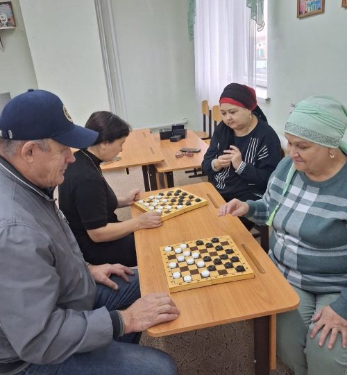 Яңа Кенәр авылында махсус хәрби операциядә хезмәт итүчеләрнең якыннары өчен шашка ярышы узды
