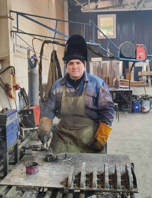 Махсус хәрби операциядән бер аягын югалтып кайткан Фидаил Габдрахманов: «Өстәл артында утырып кына эшлим. Өйдә ятасы килми»