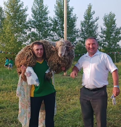 Яңа Кенәр авылында өч көрәшче тәкә алды